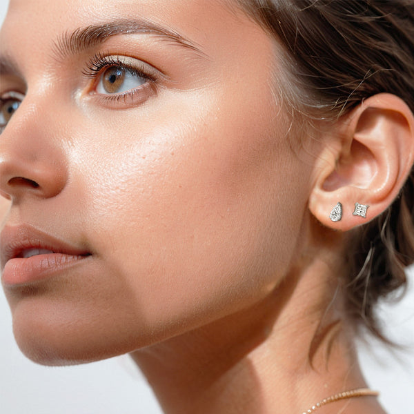 Carré de Luxe Collection D-E VS+ Princess Diamond Prong Earrings